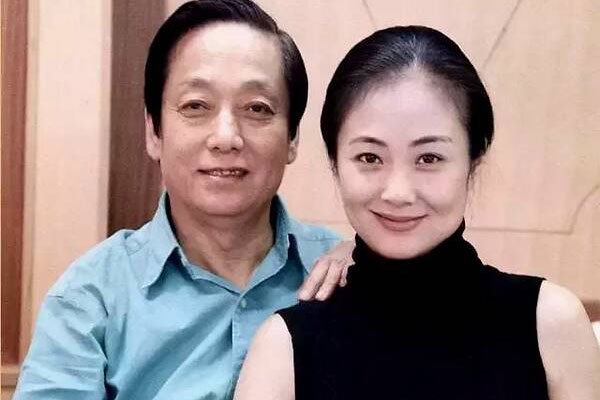 ������ǰ����˭ ��¶������һ���м��λ�������