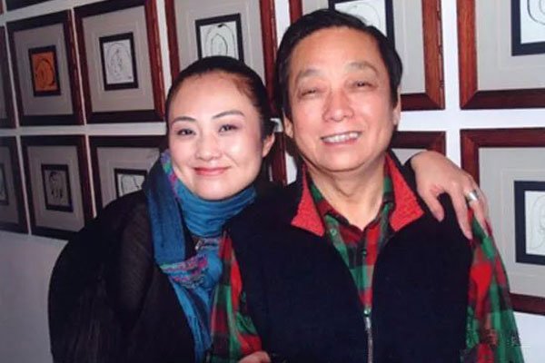 ������ǰ����˭ ��¶������һ���м��λ�������