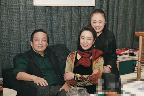 ������ǰ����˭ ��¶������һ���м��λ�������