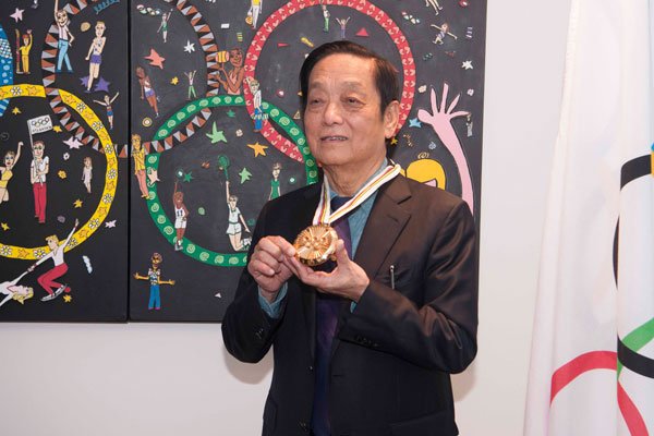 ������ǰ����˭ ��¶������һ���м��λ�������