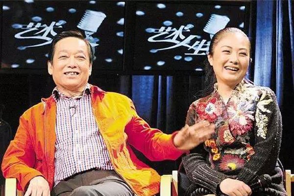 ������ǰ����˭ ��¶������һ���м��λ�������