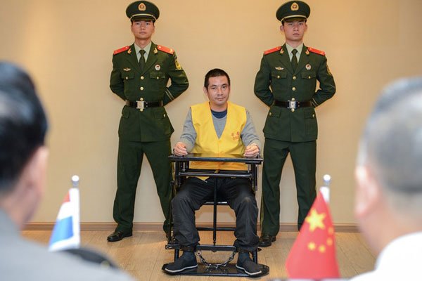 Ŵ��������ϰ��ǰ�ɽ �ع��ӲҰ��ķ����Ա��ץסû