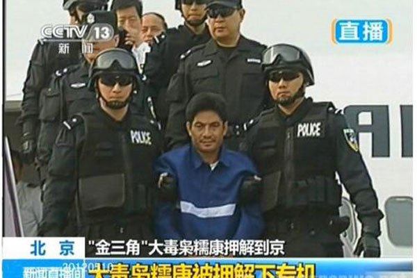 Ŵ��������ϰ��ǰ�ɽ �ع��ӲҰ��ķ����Ա��ץסû