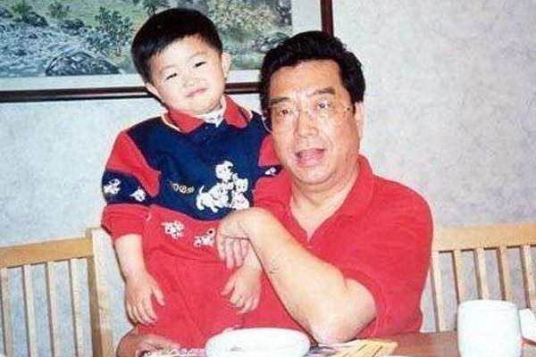 ����һ���˵ĸ�����˭ ���¾��ø�ĸ��ƽ