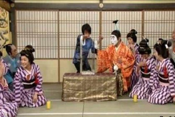 刘谦在日本发生了什么事 跪拜门风波一度毁了他事业