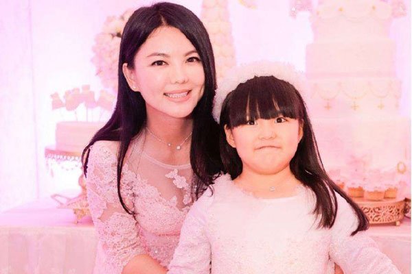 李湘女儿一个月花多少钱 她的收入来源出自什么地方