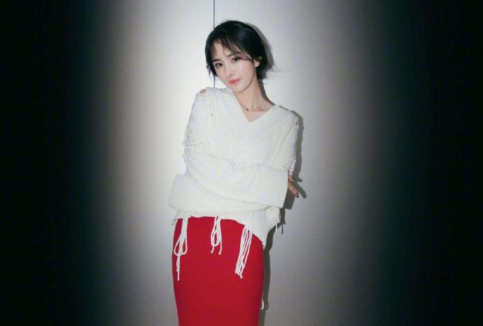 杨幂和赵丽颖谁的地位高 不同方面比较她们有不同的优势