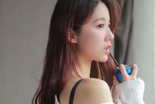 轩子巨二兔解扣子诱惑 套路你的永远是佯装的不经意