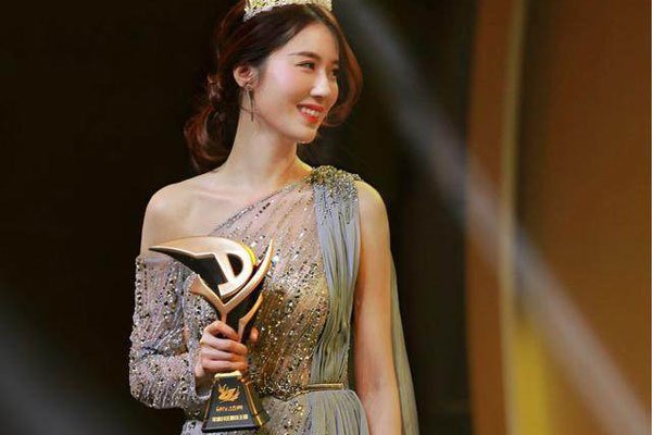 轩子巨二兔解扣子诱惑 套路你的永远是佯装的不经意