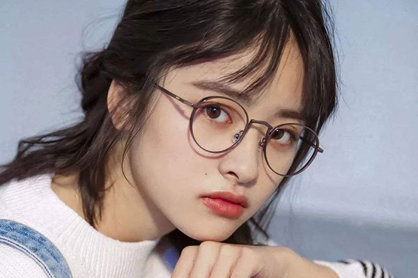 沈月家庭背景父母显赫吗 这么矮挫丑也能红,后台强大就是好