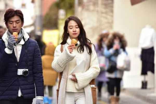 ����Т��r�߶�д�� һ������Ƭ�ѵ������·�ֱ�ӳ�Ϊһ��Ů����