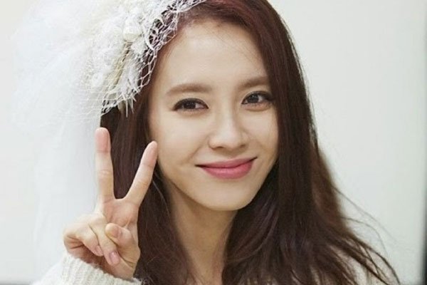 ����Т��r�߶�д�� һ������Ƭ�ѵ������·�ֱ�ӳ�Ϊһ��Ů����