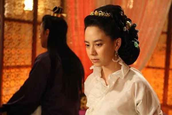 ����Т��r�߶�д�� һ������Ƭ�ѵ������·�ֱ�ӳ�Ϊһ��Ů����