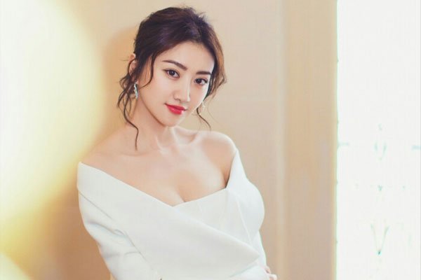 景甜个人资料简介及家世 圈内公认最不能得罪的人靠山厉害