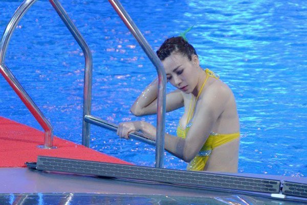周韦彤跳水秀泳衣脱落 五米跳台第一跳胸太大包裹不住