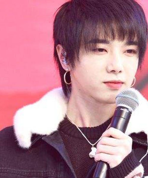 华晨宇的家世关系 隐藏的富二代爸爸和妈妈怎么离婚的