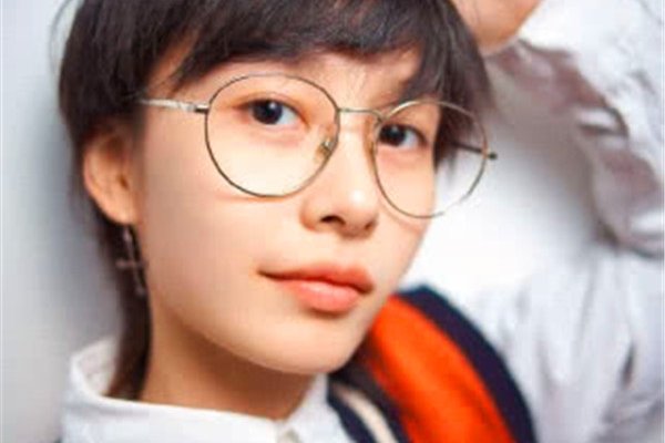 papi酱旗下艺人爆胎 视频里总提老胡老胡的就是她老公