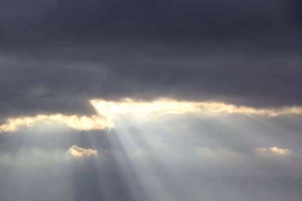 抖音黎明前的黑暗歌曲原唱 五星红旗飘扬在风中