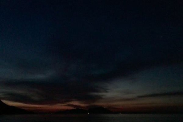 抖音黎明前的黑暗歌曲原唱 五星红旗飘扬在风中