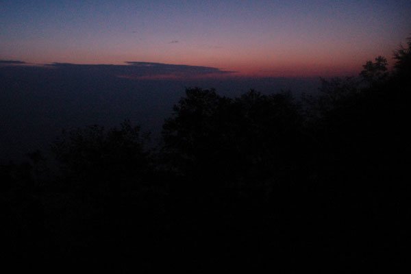 抖音黎明前的黑暗歌曲原唱 五星红旗飘扬在风中