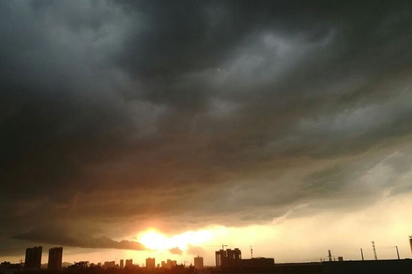 抖音黎明前的黑暗歌曲原唱 五星红旗飘扬在风中