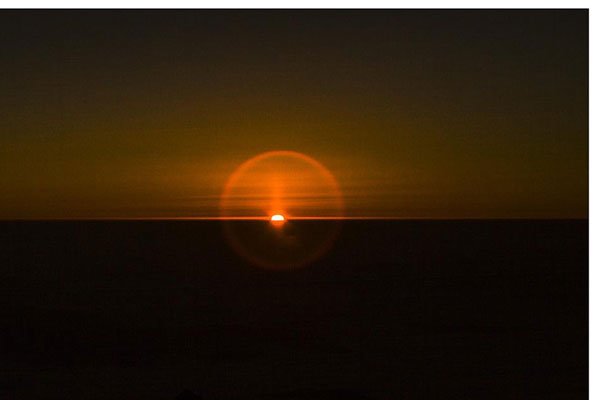 抖音黎明前的黑暗歌曲原唱 五星红旗飘扬在风中