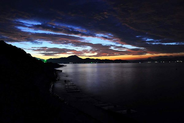 抖音黎明前的黑暗歌曲原唱 五星红旗飘扬在风中