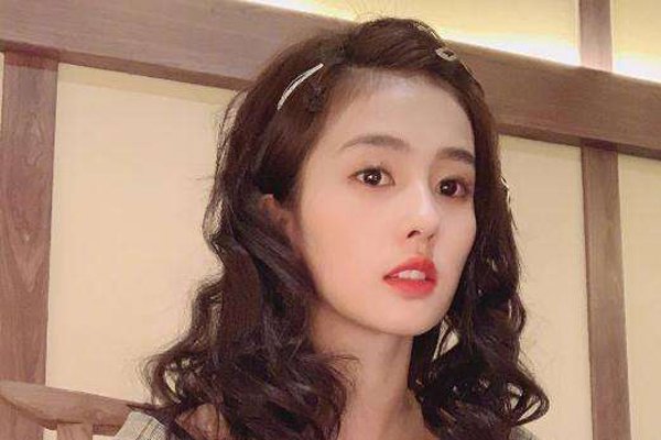 白鹿和李沁长得很像是什么关系 白鹿更加的有霸气李沁永远像公主