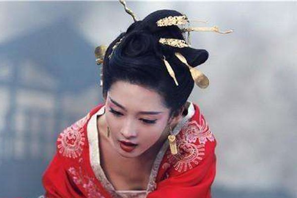 白鹿和李沁长得很像是什么关系 白鹿更加的有霸气李沁永远像公主