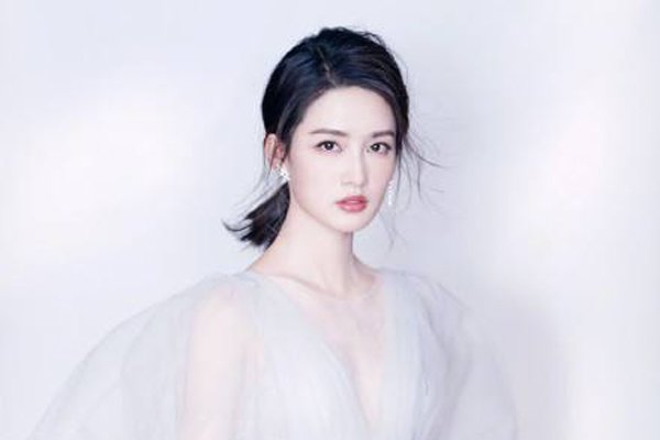 白鹿和李沁长得很像是什么关系 白鹿更加的有霸气李沁永远像公主