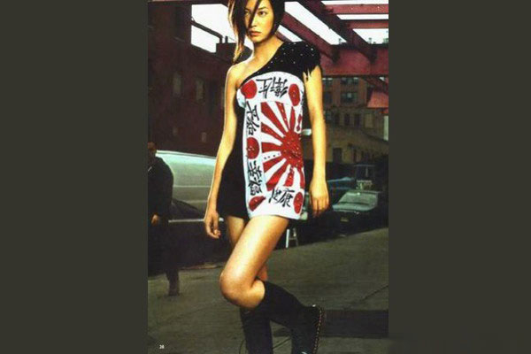 天涯深扒可怕的赵薇 能穿日本军旗服说明其极端无知