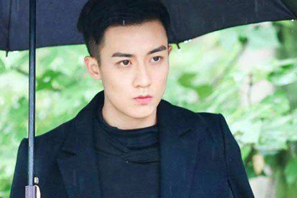 喜欢迪丽热巴的男艺人介绍 每次出席活动都捂胸,胸大也是事实