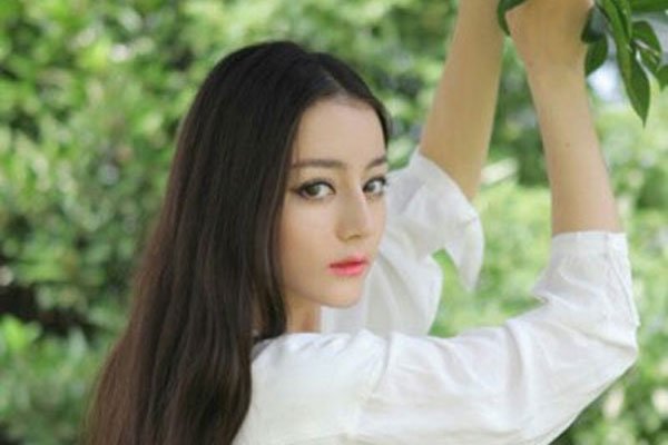 喜欢迪丽热巴的男艺人介绍 每次出席活动都捂胸,胸大也是事实