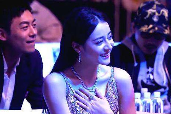 喜欢迪丽热巴的男艺人介绍 每次出席活动都捂胸,胸大也是事实