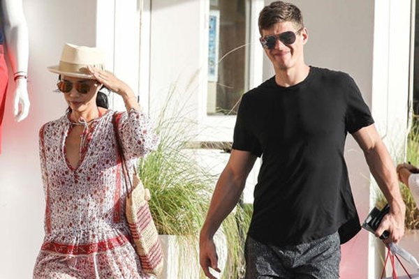 邓文迪的传奇人生 她的七个男人前任有哪些