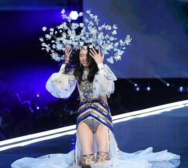 ��������Ӧά����ˤ�� ά��ʷ�ϵ�С����