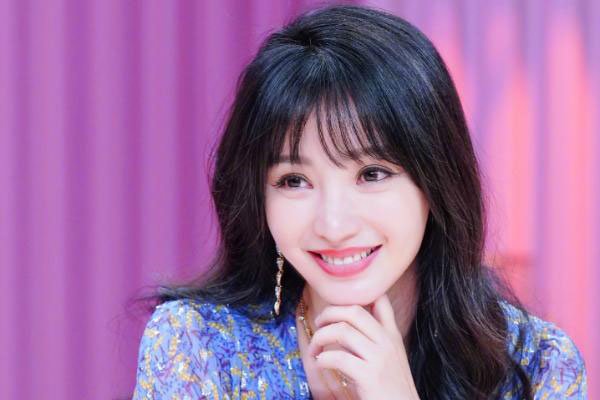 柳岩的胸没有衣服和罩 明明有脸有脑子非要卖胸