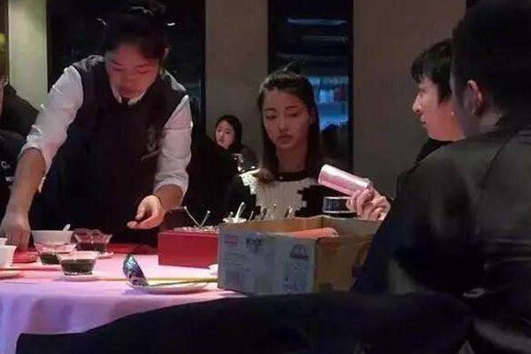 ̷����helloŮ������У�� ��˼��ϲ����������Ʊ��һ