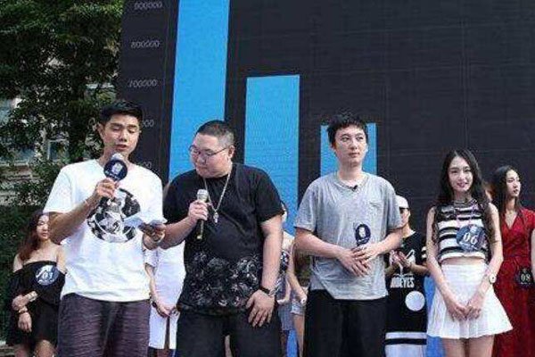 ̷����helloŮ������У�� ��˼��ϲ����������Ʊ��һ