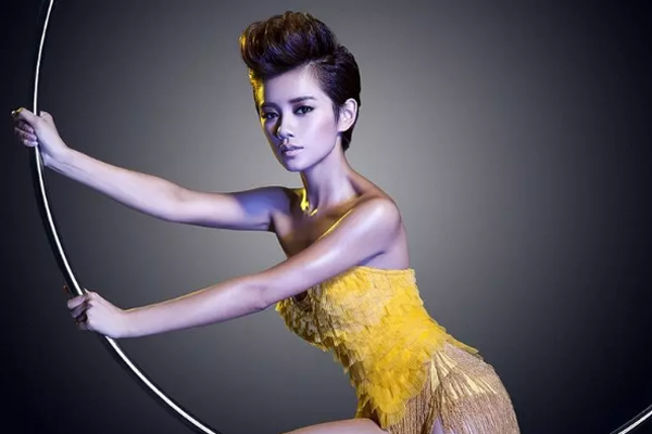 ��һ���Ź���Ƭ ��һ�����ɫ�ڿ�չ�ֺ�ɭ��