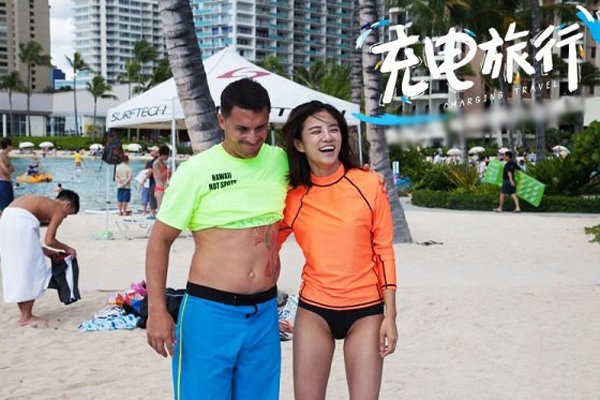 ��һ���Ź���Ƭ ��һ�����ɫ�ڿ�չ�ֺ�ɭ��