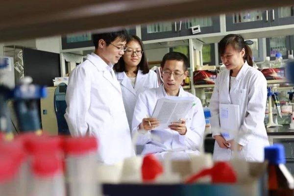 施一公的感情生活简介 出生在河南却说自己是云南人