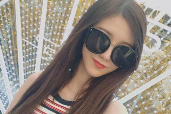 快手宸荨樱桃的个人资料 很少见到像她这样网络通吃的人