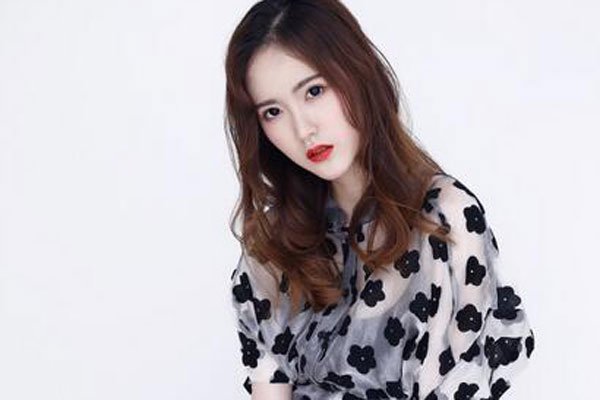 快手宸荨樱桃的个人资料 很少见到像她这样网络通吃的人