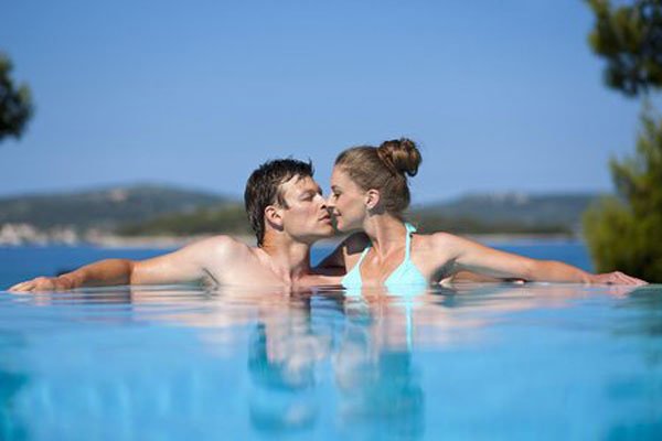 男人吻你的胸代表什么 傻瓜,想要你整个人呗