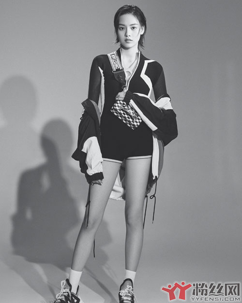 张艺上整容嘴歪 羡慕她的大长腿永远带给我们不一样的视觉美