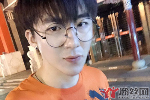 刘宇宁是怎么火起来的 酒吧驻唱+YY直播好些年才有了现在的人气