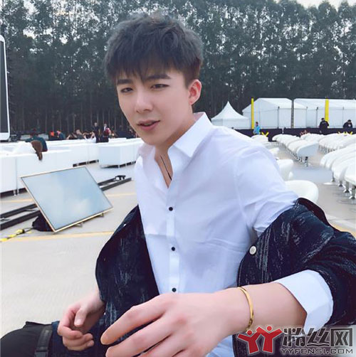 刘宇宁是怎么火起来的 酒吧驻唱+YY直播好些年才有了现在的人气