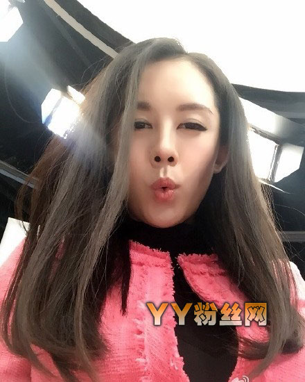 央视女主播李蕊个人资料 李蕊私房照清新可人被赞氧气美女