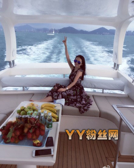 央视女主播李蕊个人资料 李蕊私房照清新可人被赞氧气美女